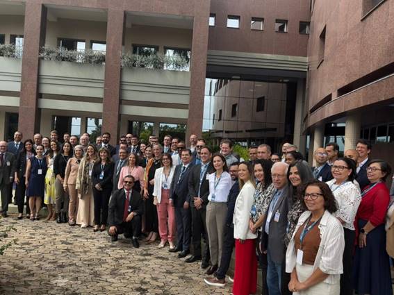 Grupo de pessoas em p&eacute; na frente de multid&atilde;o

O conte&uacute;do gerado por IA pode estar incorreto.