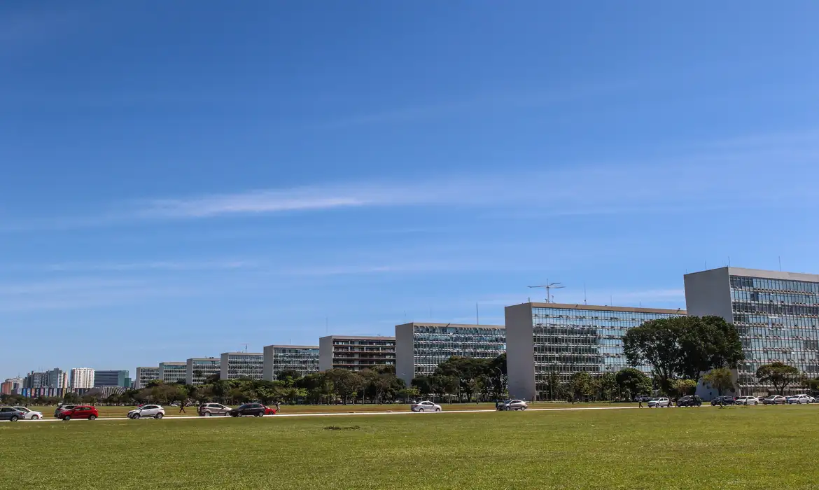 Imagem da notícia TCU suspende exigência de governo buscar centro da meta fiscal em 2025
