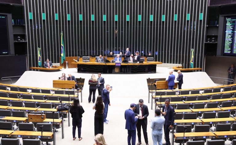 Imagem da notícia Câmara aprova PEC que amplia imunidade tributária para entidades religiosas