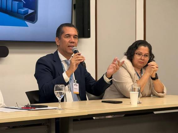 Homem e mulher sentados em frente a espelho

O conte&uacute;do gerado por IA pode estar incorreto.