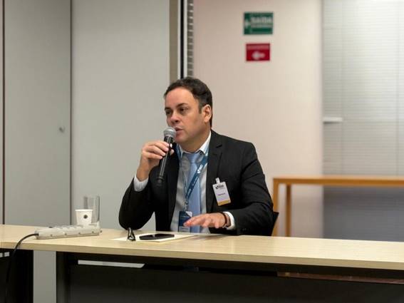 Homem sentado em frente a espelho

O conte&uacute;do gerado por IA pode estar incorreto.