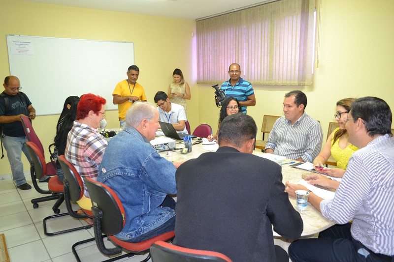 Imagem da notícia SERVIDORES DO PODER EXECUTIVO QUEREM DEVOLUÇÃO DE R$ 400 MI DO TRIBUNAL DE JUSTIÇA, ASSEMBLEIA LEGISLATIVA, MINISTÉRIO PÚBLICO E TRIBUNAL DE CONTAS