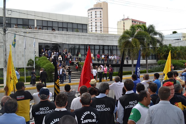 Imagem da notícia SERVIDORES REALIZAM ATO PÚBLICO CONTRA ATRASOS SALARIAIS  