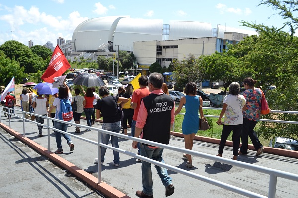 Imagem da notícia SERVIDORES ESTADUAIS REALIZAM ATO UNIFICADO NO CENTRO ADMINISTRATIVO