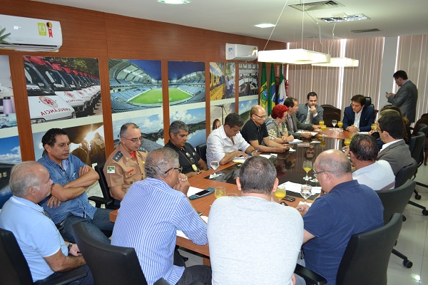 Imagem da notícia GOVERNADOR RECEBE SERVIDORES E PROMETE ANUNCIAR PAGAMENTO NA PRÓXIMA SEGUNDA, 29