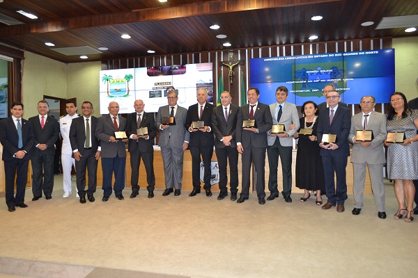 Imagem da notícia AUDITORES FISCAIS RECEBEM HOMENAGEM DA ASSEMBLEIA LEGISLATIVA