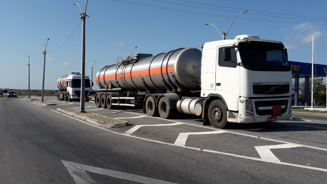Imagem da notícia SET-RN e PRF apreendem carretas com 60 mil litros de álcool transportados 