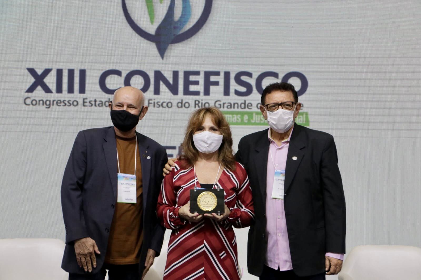 Imagem da notícia Auditores fiscais recebem homenagens ao final do XIII CONEFISCO 