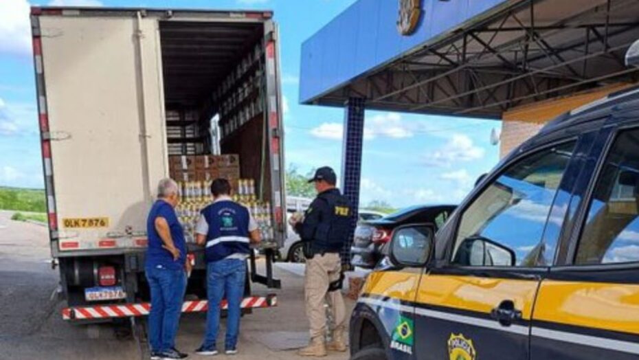 Imagem da notícia PRF e SET-RN apreendem dois caminhões de bebida sem nota fiscal no RN