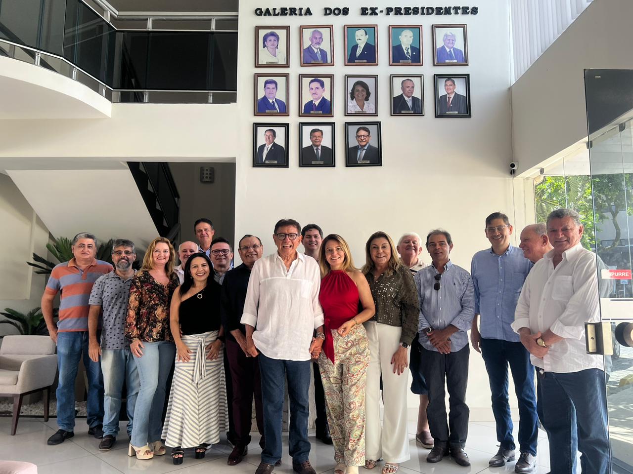 Imagem da notícia SINDIFERN REALIZA DESCERRAMENTO DE PLACA NA GALERIA DOS EX-PRESIDENTES