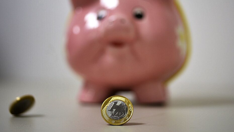 Imagem da notícia Poupança tem retirada líquida recorde de R$ 11,75 bilhões em maio