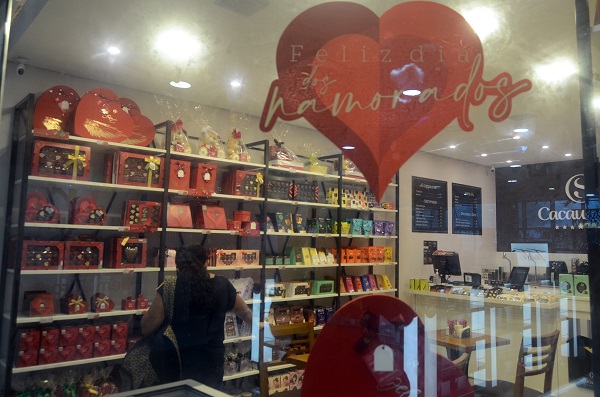 Imagem da notícia Comércio aposta em ofertas para superar vendas de 2022