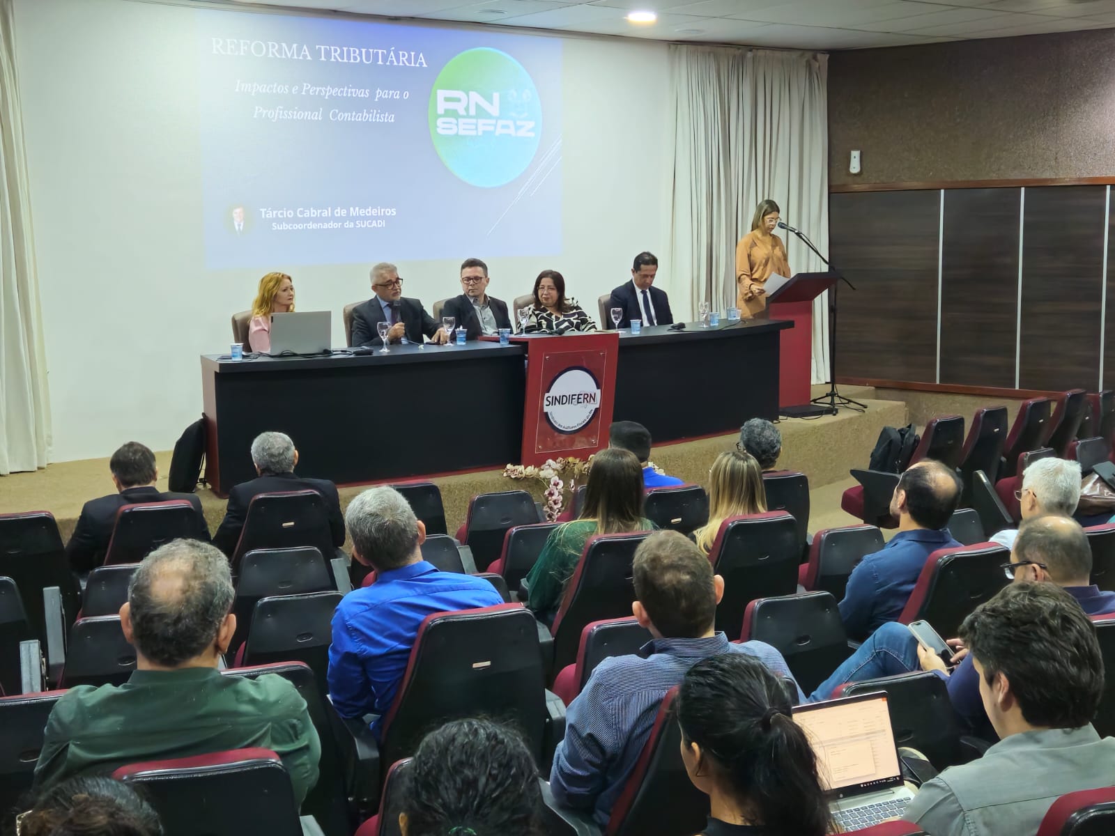 Imagem da notícia SINDIFERN APOIA DEBATES SOBRE A REFORMA TRIBUTÁRIA DURANTE A SEMANA DE EDUCAÇÃO 