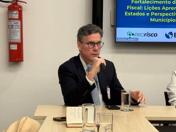 Homem de terno e gravata na frente de uma mesa

O conte&uacute;do gerado por IA pode estar incorreto.